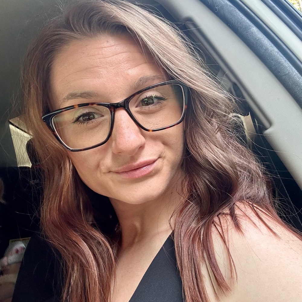 Meet your Posher, Katie 🖤 - Picture 1 of 2